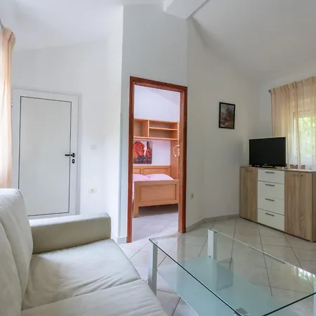 Secluded Irma With Pool On The Edge Of Forest In Liznjan, Istria, Croatia Hotel 4*